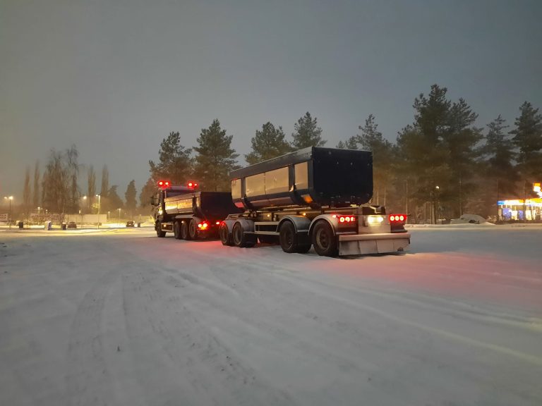 Lastbil med släpp, snötransporter och jordbyggnadstransporter