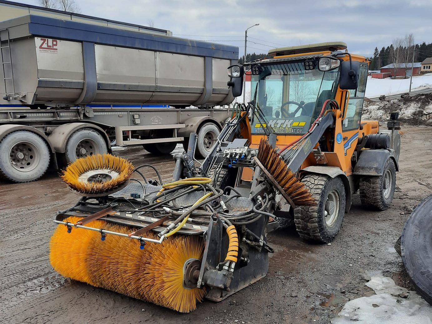Maskinell borstning av vägar och gårdsplaner