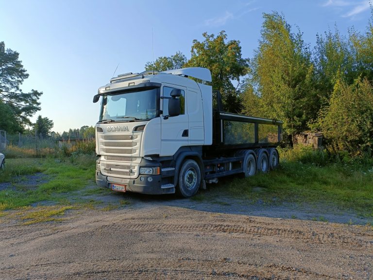 Lastbil för jordtransport och snöröjning