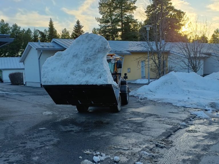 Frontlastare samlar ihop snö