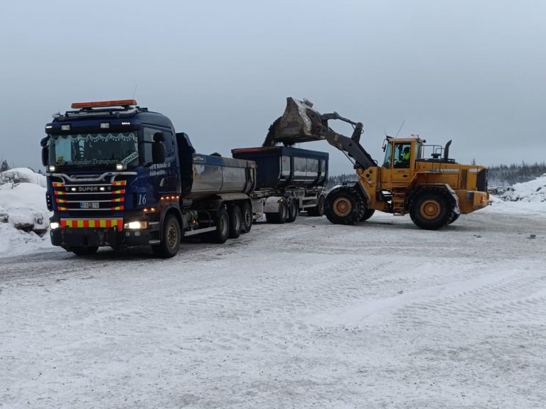 Jordbyggnadstransport med frontlastare och lastbil,