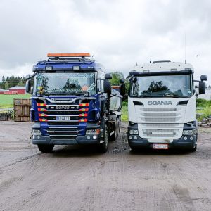 Bild på Oy H Molanders lastbilar som används vid snöröjning och jordbyggnadstransporter